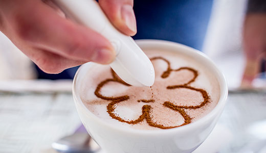 Creion desenare cu condimente pe cafea sau alimente